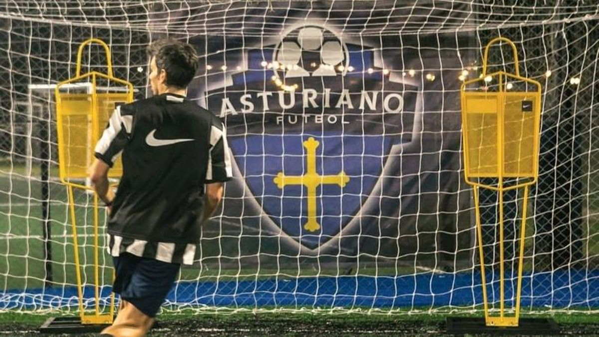 Un jugador en las instalaciones deportivas del Centro Asturiano de Buenos Aires.