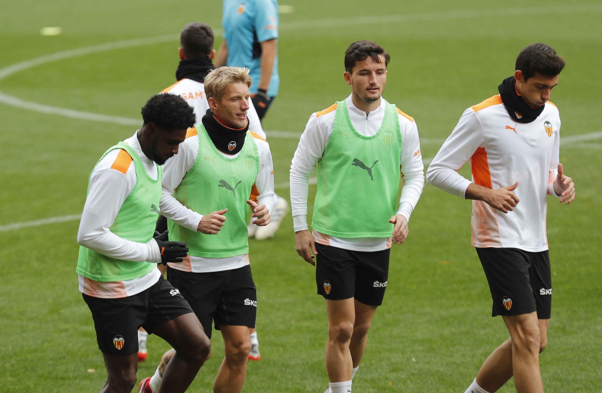 El Valencia se entrena por última vez antes del partido frente al Elche