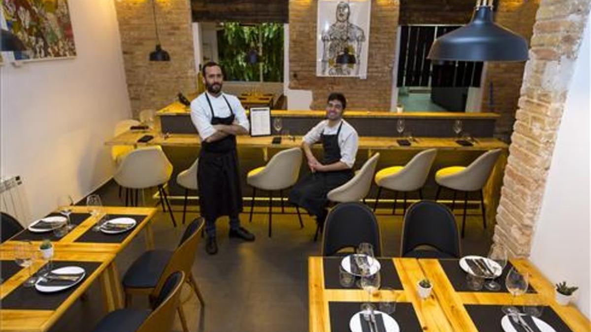 Oswaldo Brito y Bernat Bermudo, en el comedor de Mano Rota. Foto: Josep Garcia