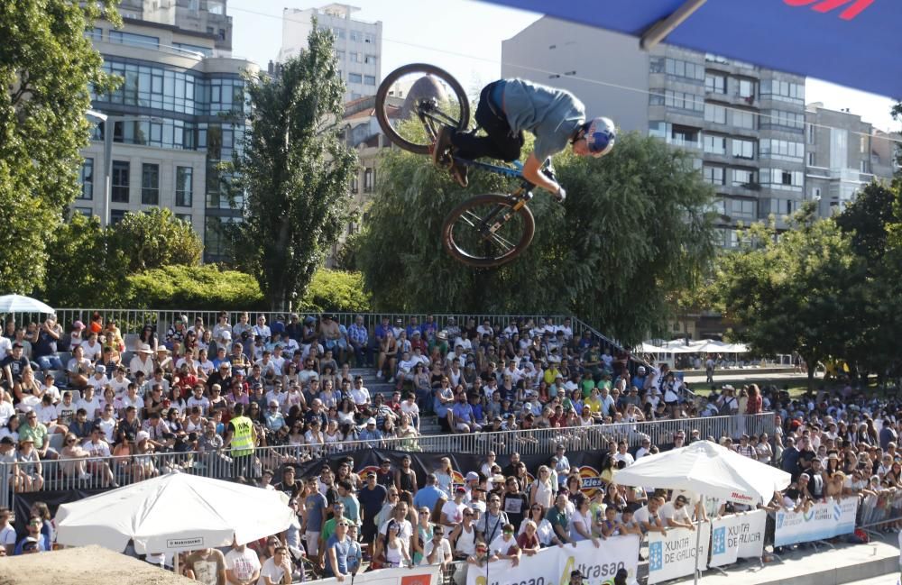 Las acrobacias aéreas del Dirt Jump dejan boquiabierto al público de O Marisquiño.