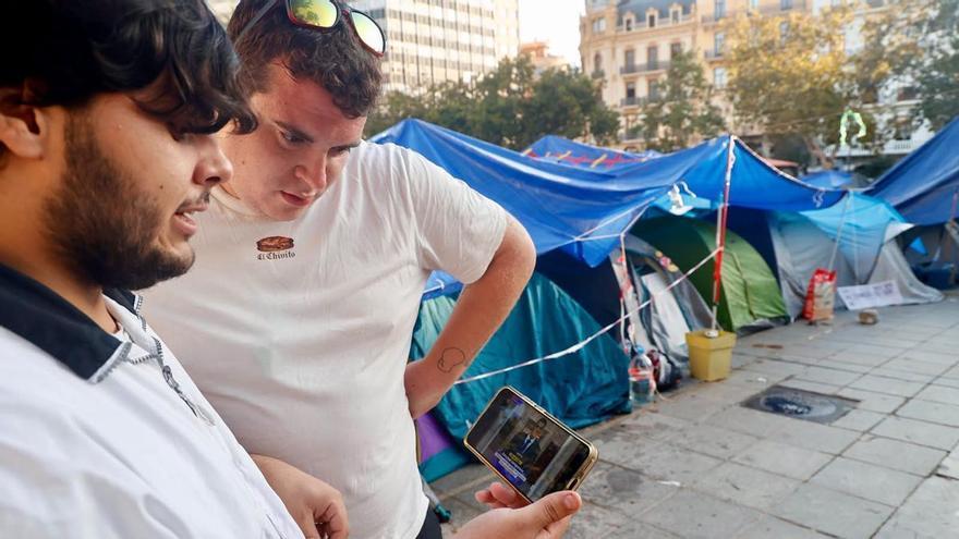 Así se ha recibido el adelanto electoral en la acampada de la Plaza del Ayuntamiento