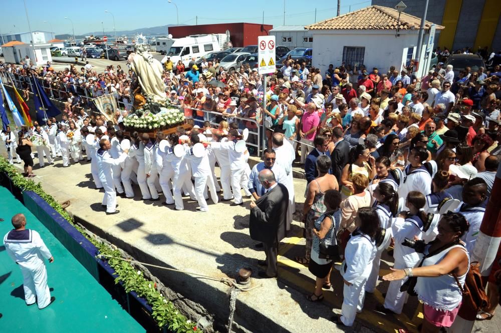 Multitudinaria procesión marítima para honrar a la patrona del mar y de los marineros