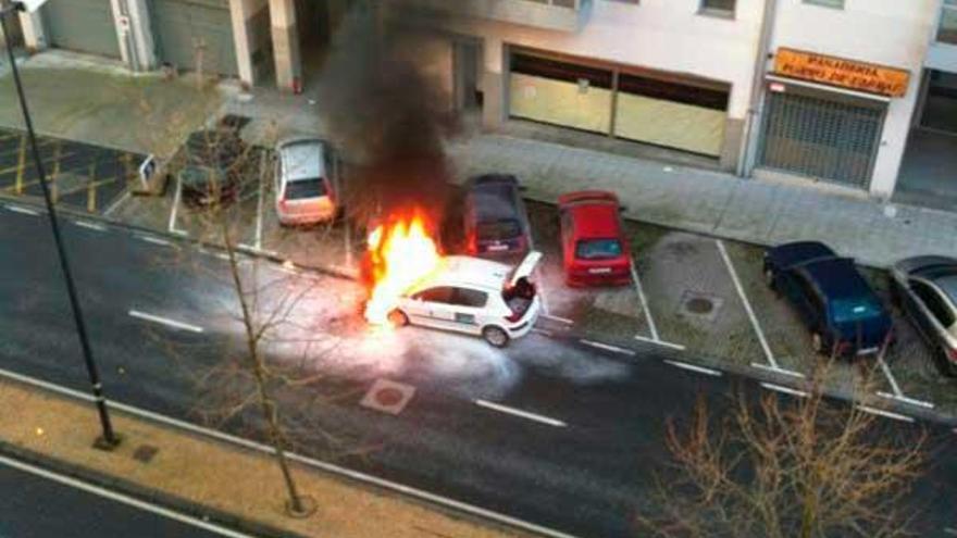 El taxi en llamas, hoy, en Novo Mesoiro. / Santiago Rodríguez