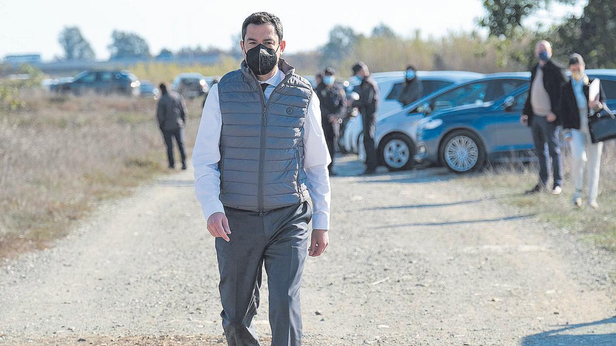 Juanma Moreno, durante su visita el pasado jueves a las obras del puente del río Guadalhorce.