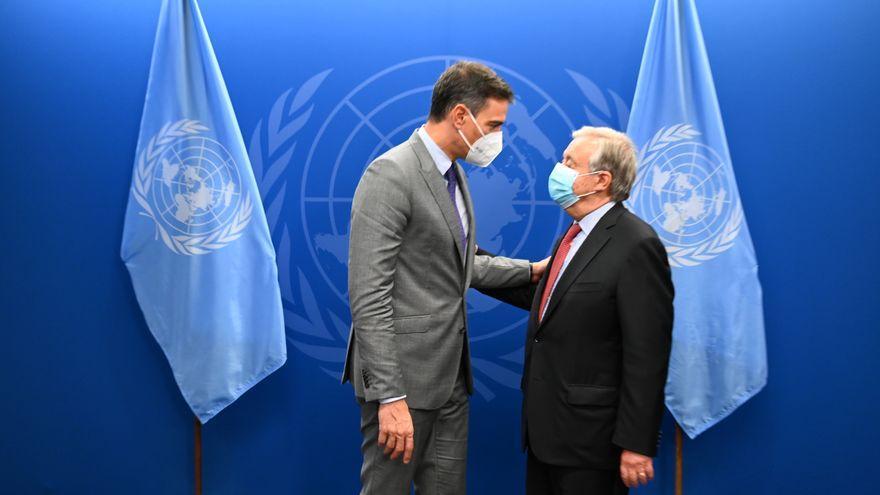 El presidente del Gobierno, Pedro Sánchez, saluda al secretario general de la ONU, el portugués António Guterres.