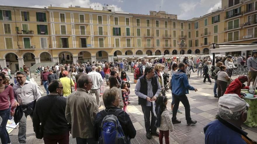 Turistas en Plaça Major durante la pasada Semana Santa. Estos días se espera más actividad aún.