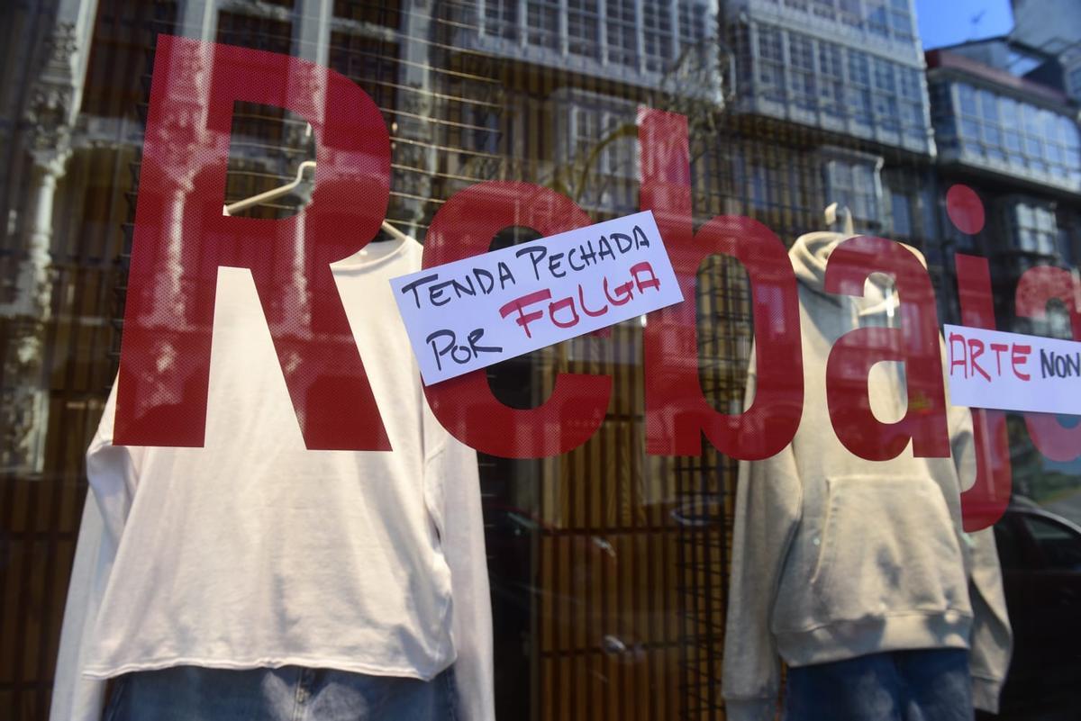 Huelga del comercio textil coruñés en el primer día de las rebajas de enero