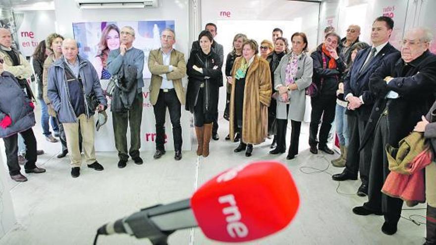 Público asistente al acto de RNE, con la alcaldesa de Gijón, séptima por la izquierda.