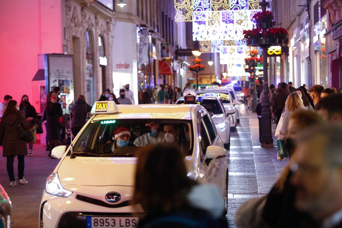 Los taxistas de Córdoba pasean a los mayores por el centro de Córdoba para que disfruten de la iluminación de Navidad