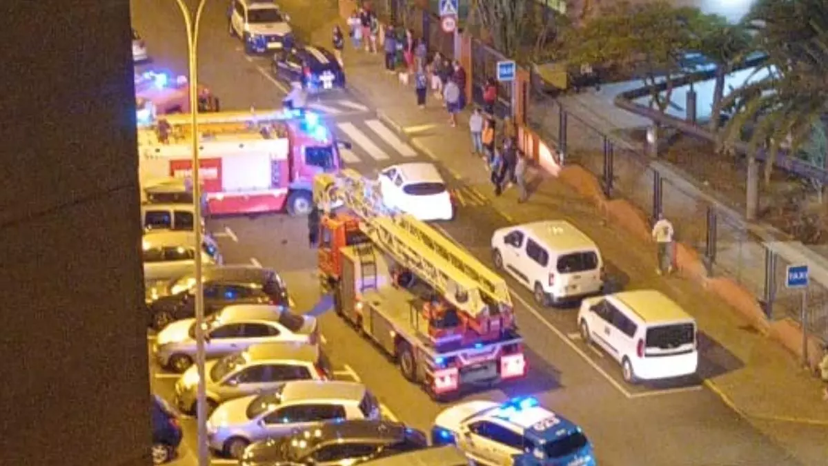 Desalojan un edificio en La Feria por el incendio en una vivienda