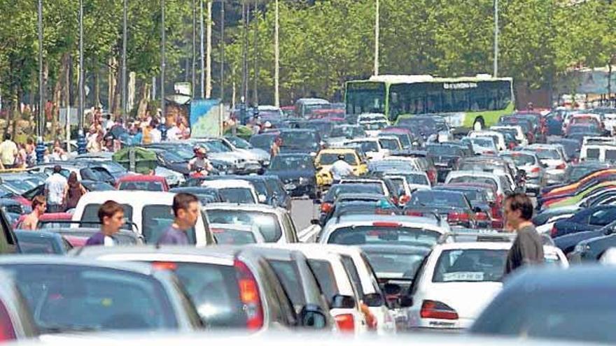 En verano se producen frecuentes aglomeraciones de vehículos en el entorno de la playa.