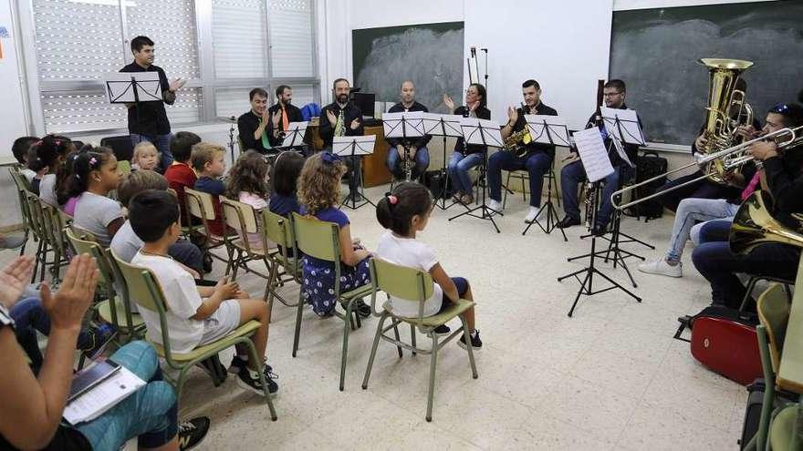 Concierto didáctico celebrado ayer en el CEIP Varela Buxán, de Cercio. // Bernabé/Javier Lalín