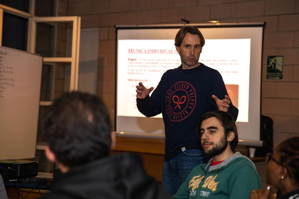Un profesional imparte clases de fútbol base.
