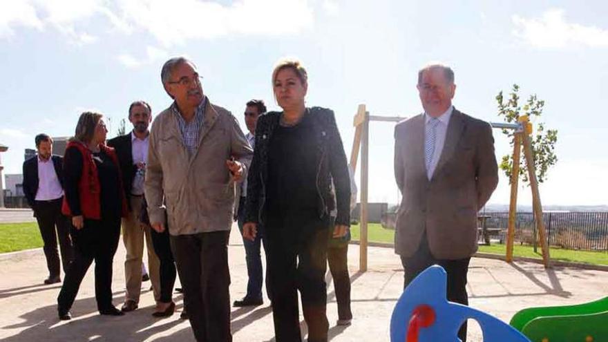 Los responsables del equipo de Gobierno, en el parque.