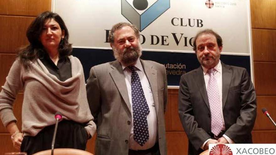 Cruz Morcillo y  Pablo Muñoz fueron presentados por el periodista Ánxel Vence (dcha.).  // José Lores