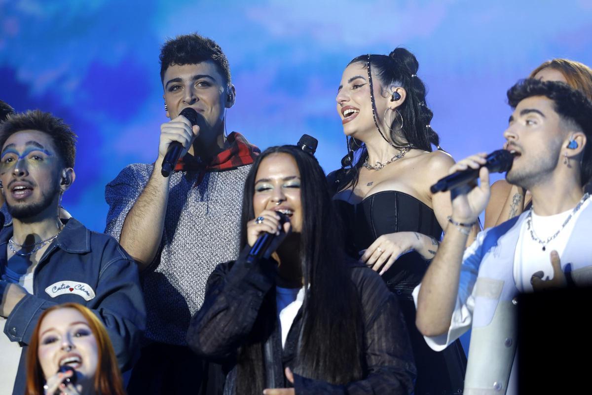 Juanjo Bona y Naiara en el concierto que ofrecieron en Zaragoza dentro de la gira de 'Operación Triunfo 2024'.