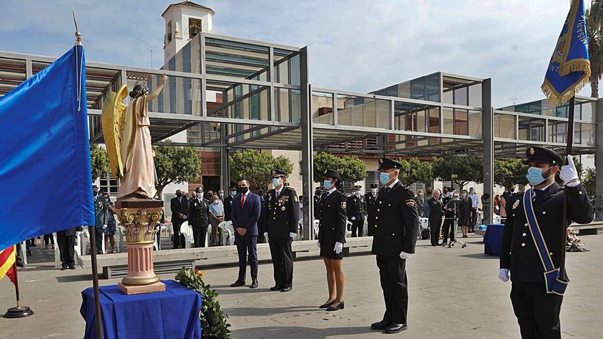 Imágenes de varias personas distinguidas por la comisaría durante el Día de la Policía Nacional. | D. TORTAJADA