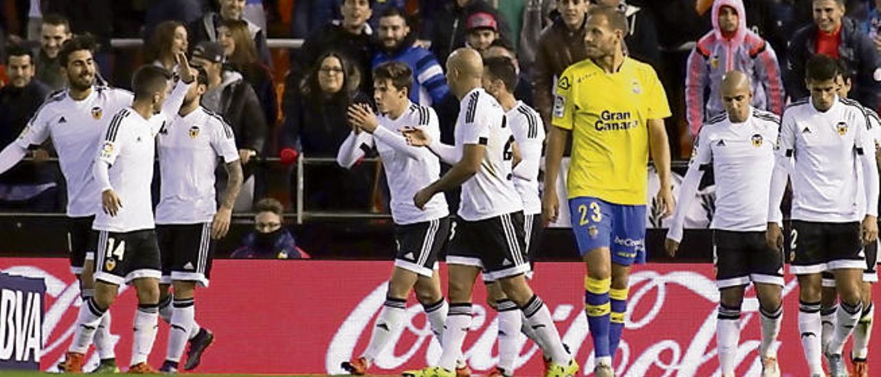 El Valencia celebra el gol que logró a los siete minutos de partido mientras Dani Castellano camina, con gesto de decepción haciua el centro del campo.