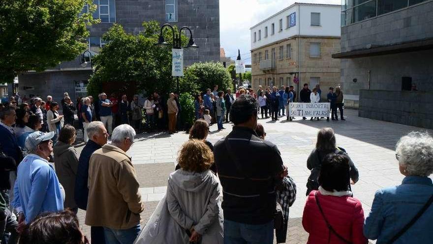 A lectura do manifesto de &quot;Queremos galego&quot; tivo lugar ao mediodía na Praza do Concello. // G.Núñez