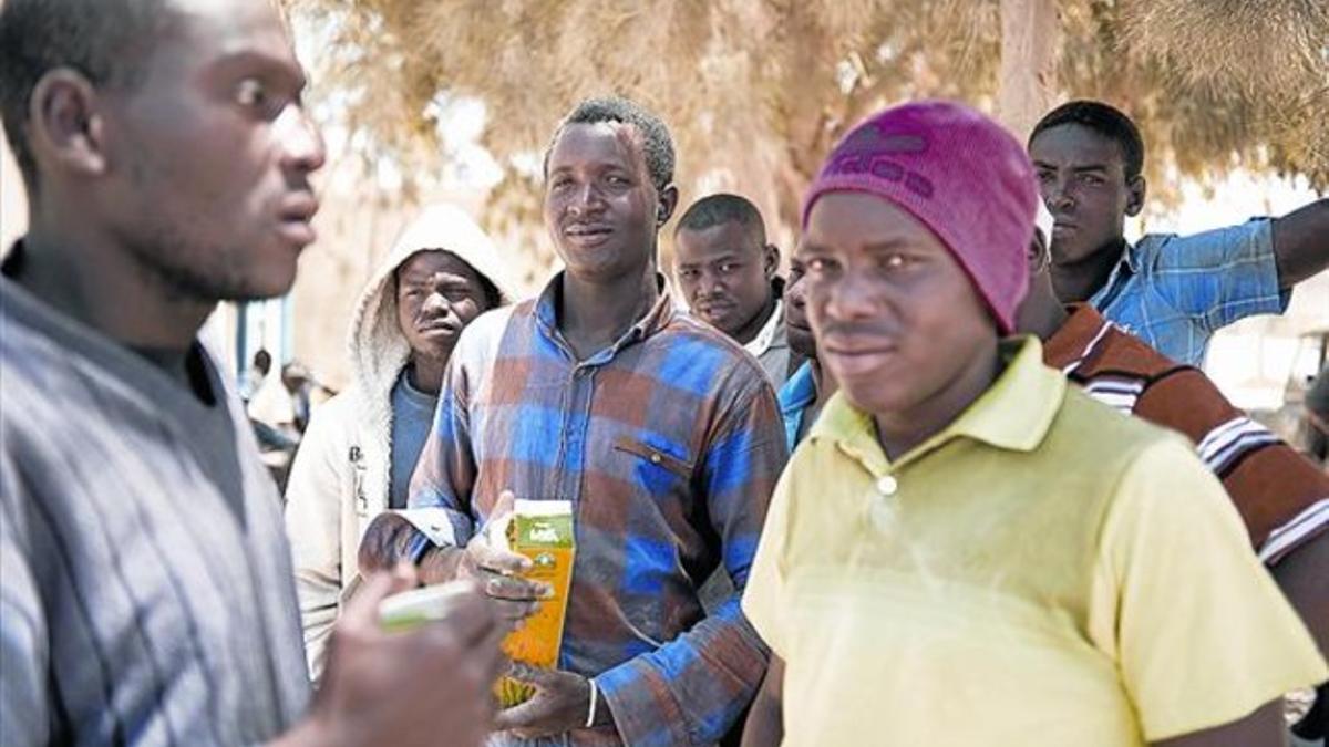 A la espera 8 Inmigrantes africanos en la ciudad portuaria libia de Misrata, hace unas semanas.