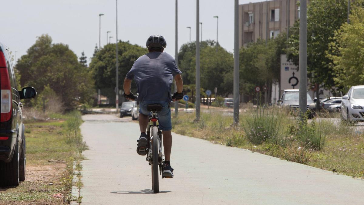 Ciclista en el carril bici de la avenida la Vila entre los núcleos de Sagunt y el Port.