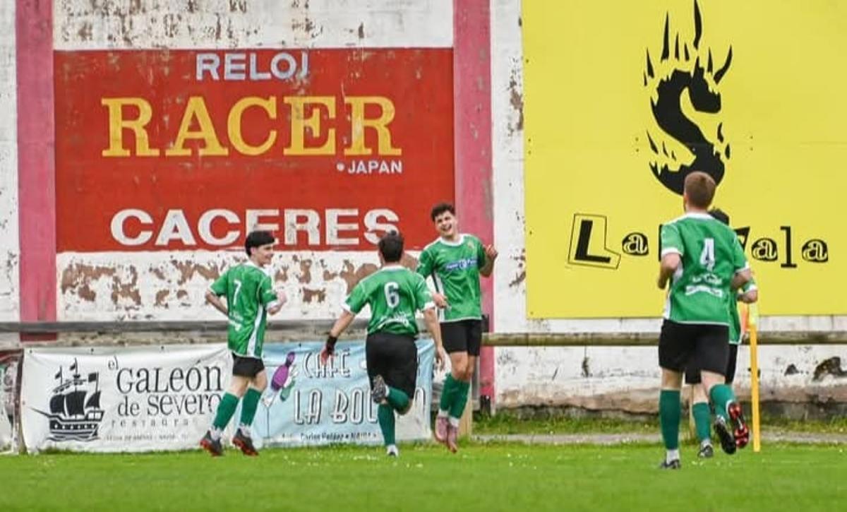 Un momento del partido en Navia.