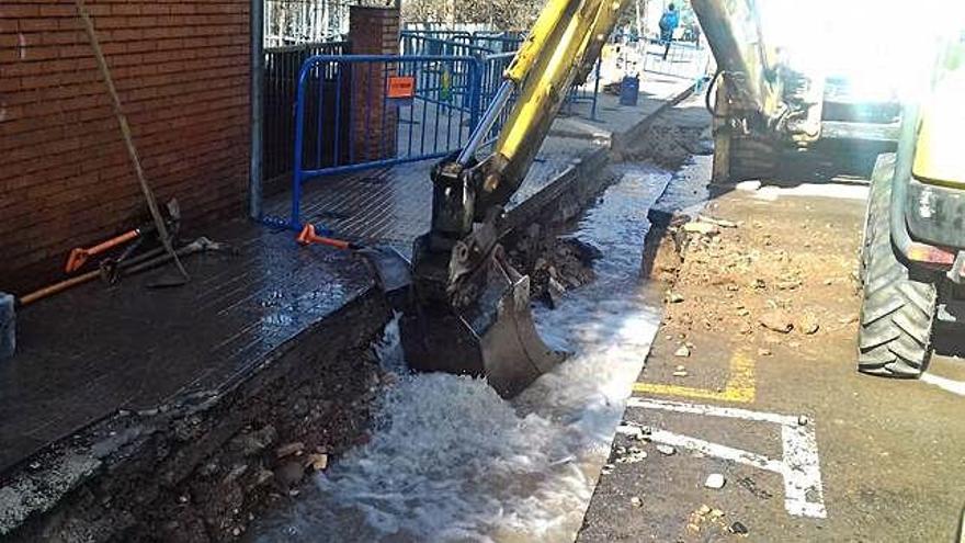 Les obres van foradar una canonada d&#039;aigua a l&#039;avinguda Tudela