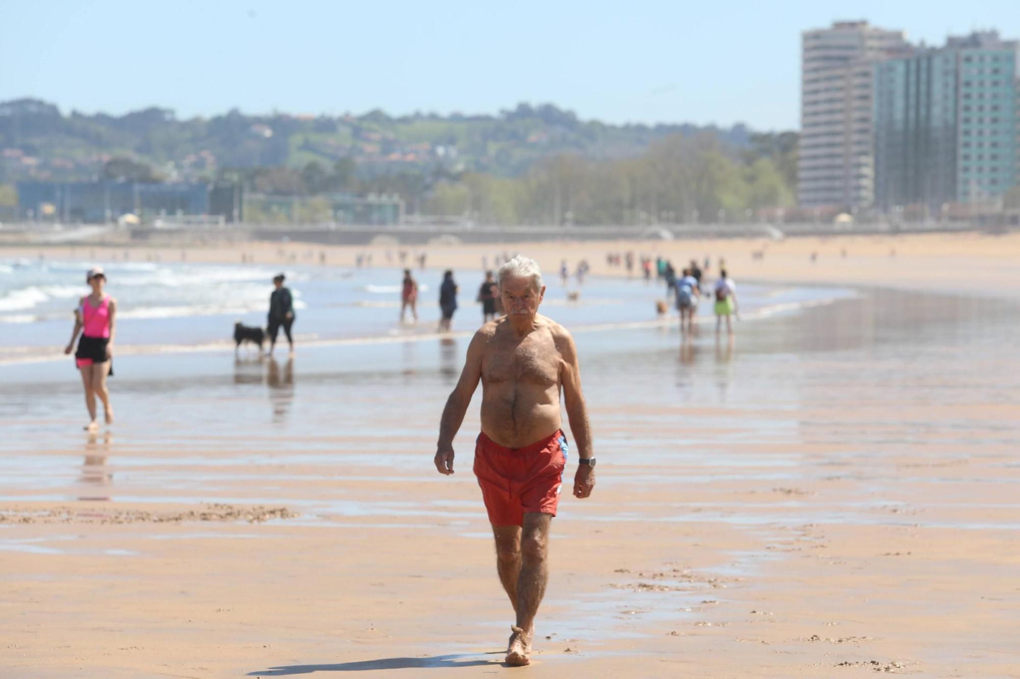 La primavera adquiere tintes veraniegos en Asturias: así fue la jornada de calor en Gijón