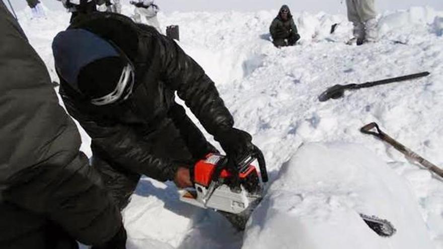 Rescatan a un soldado vivo tras seis días atrapado en la nieve