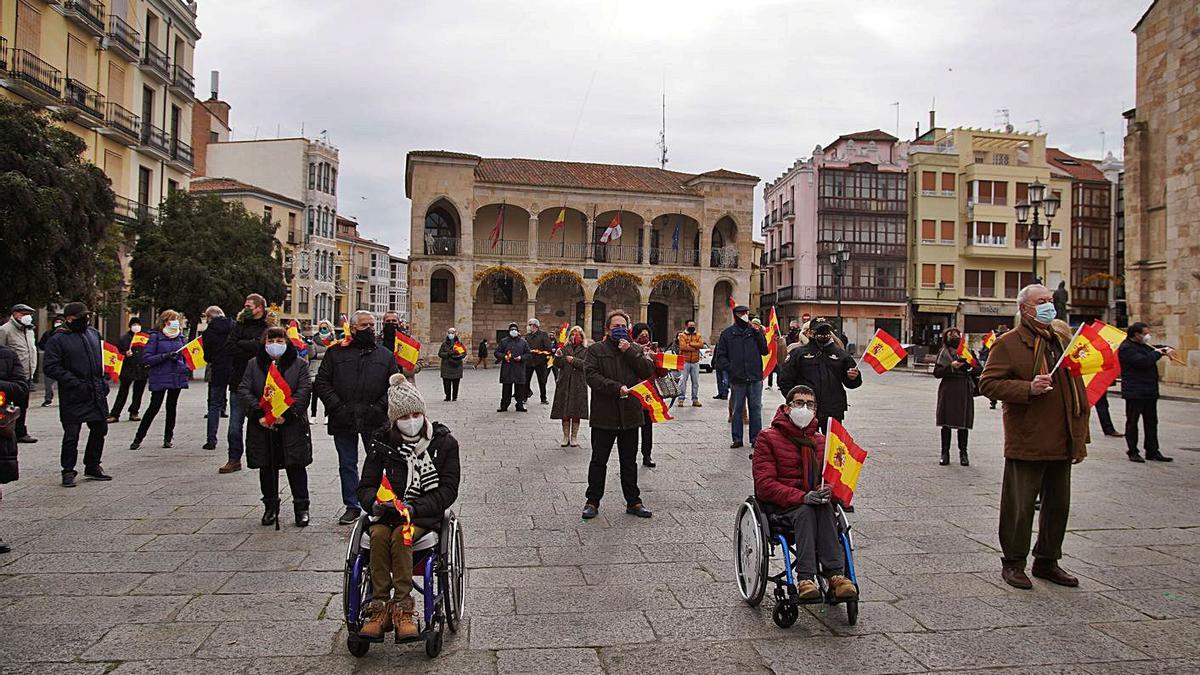 Concentración de Vox en la Plaza Mayor de Zamora. | Jose Luis Fernández