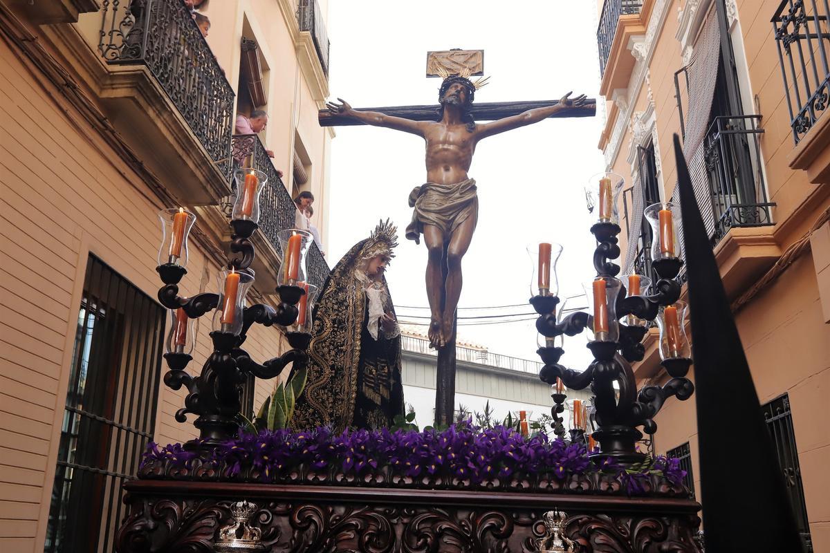 El Cristo de la Expiración se alza sobre Capitulares El Cristo de la Expiración se alza sobre Capitulares