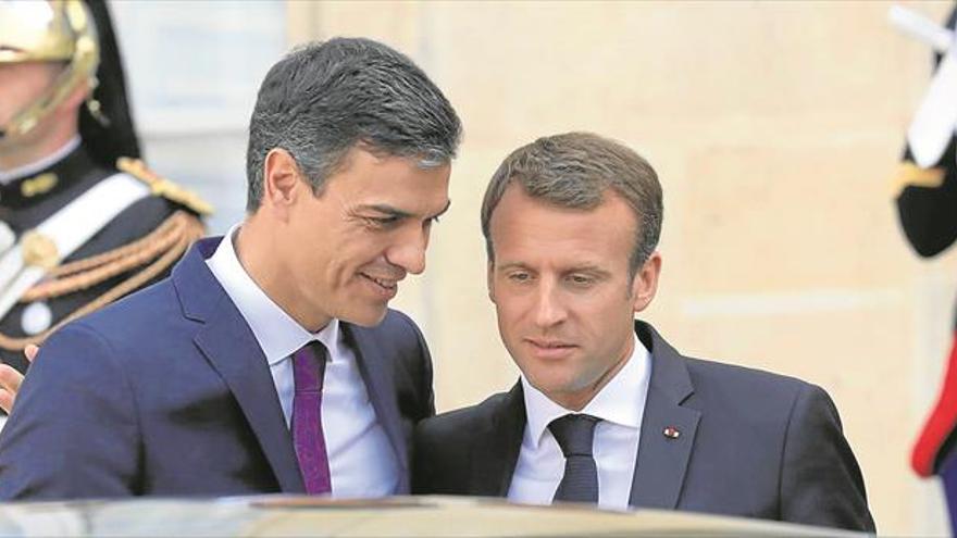 Macron y Sánchez piden «centros cerrados» para migrantes en la UE