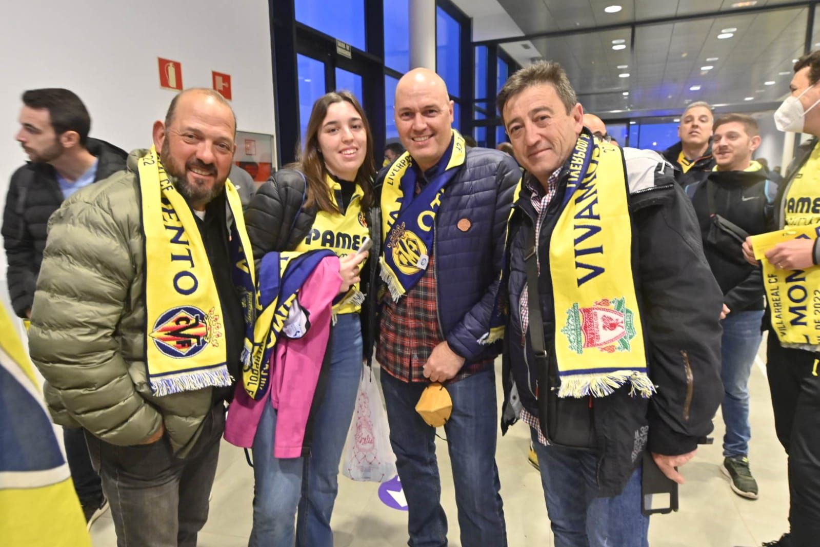 Salida de los aficionados del Villarreal desde el aeropuerto