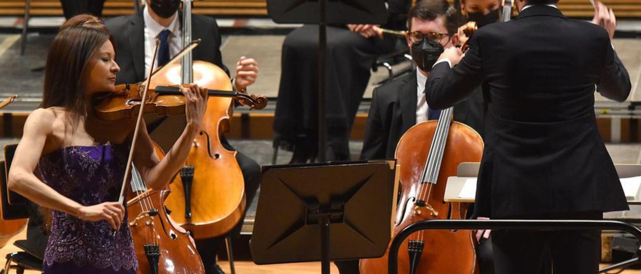 La Orquesta de París, dirigida por el maestro Antonio Méndez.