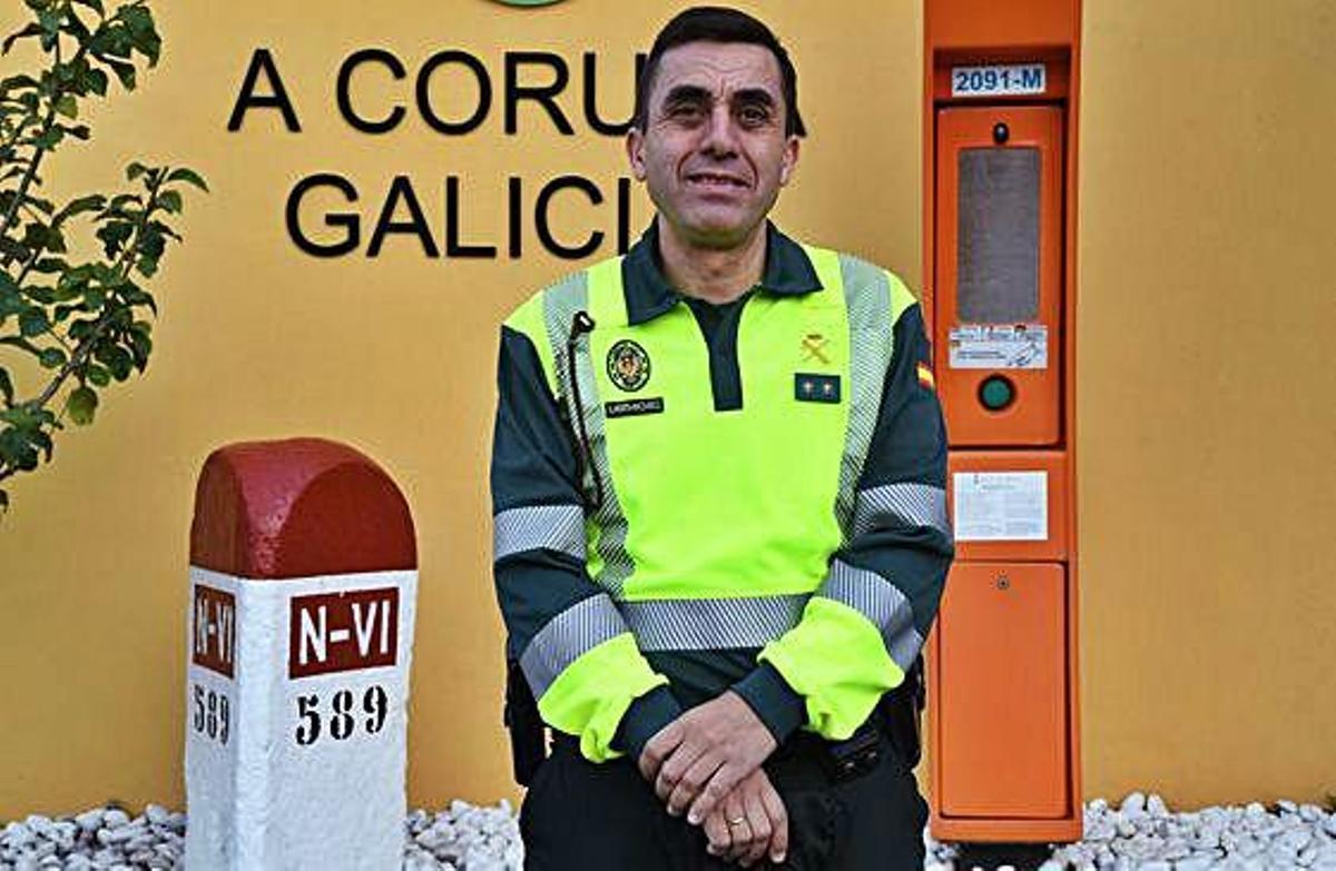 El teniente coronel Molano, con las motocicletas del Sector de Tráfico, en la base de Oleiros.