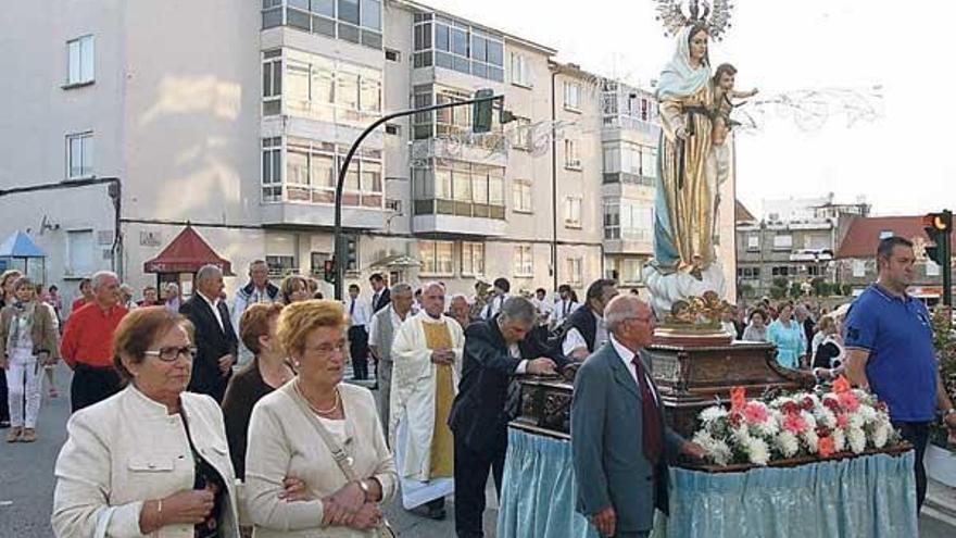 Vecinos de Coia durante un momento de la procesión de la Consolación.  // J. de Arcos