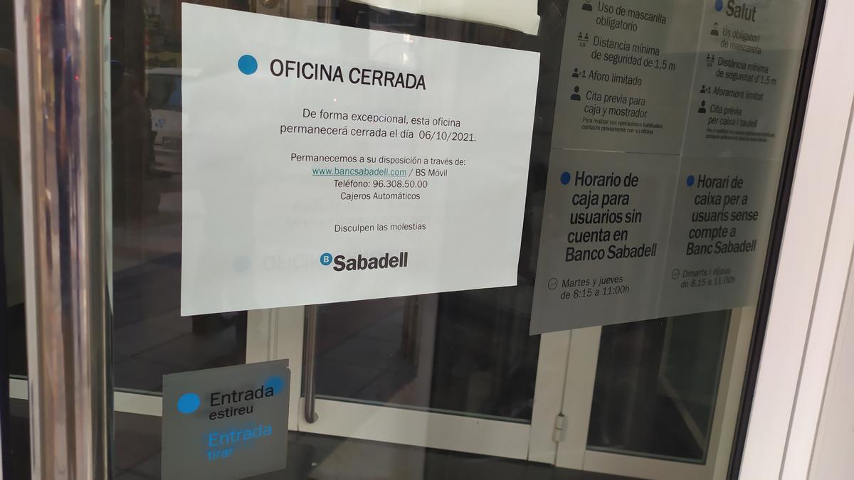 Uno de los carteles que anunciaban el cierre de las oficinas del Sabadell por la huelga.