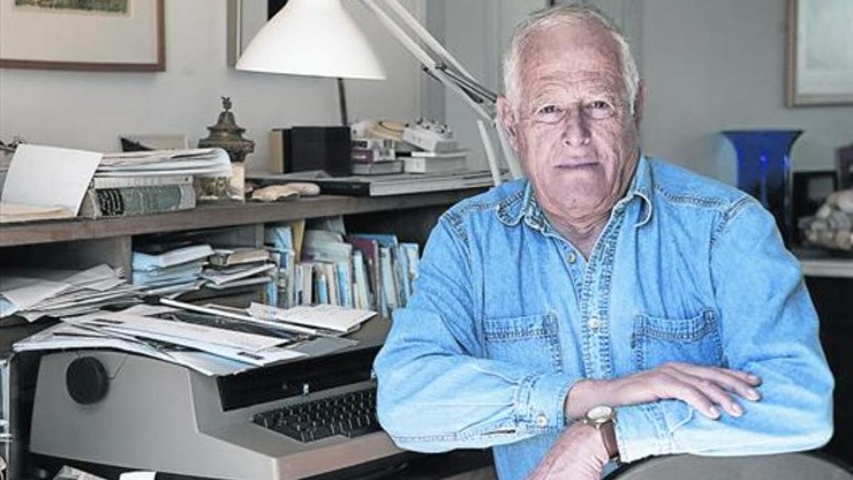 El escritor estadounidense James Salter, en el estudio de su casa, en Bridgehampton.