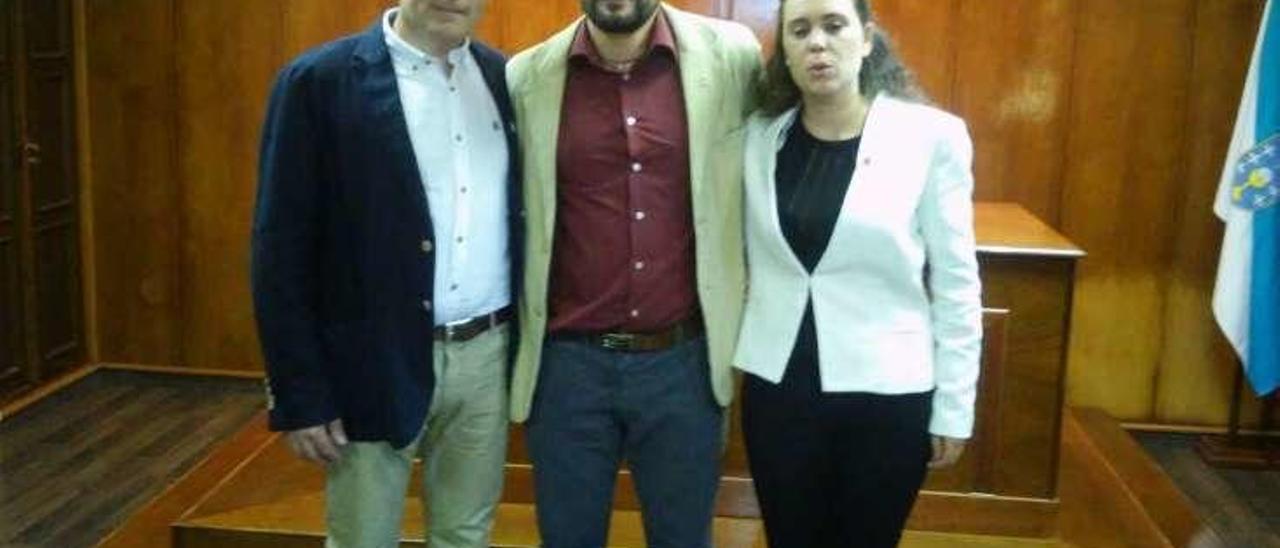 Xaime Iglesias (c.) con Carlos Pérez y Vanessa Rodríguez. // FdV