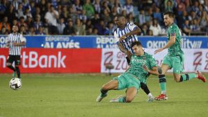 El delantero senegalés del Alavés Mamadou Sylla (i) disputa un balón anteel defensa del Levante Rober Pier (c) durante el encuentro correspondiente a la ida de la final del play off de acenso a Primera División disputado en el estadio de Mendizorroza, en Vitoria. EFE / David Aguilar.