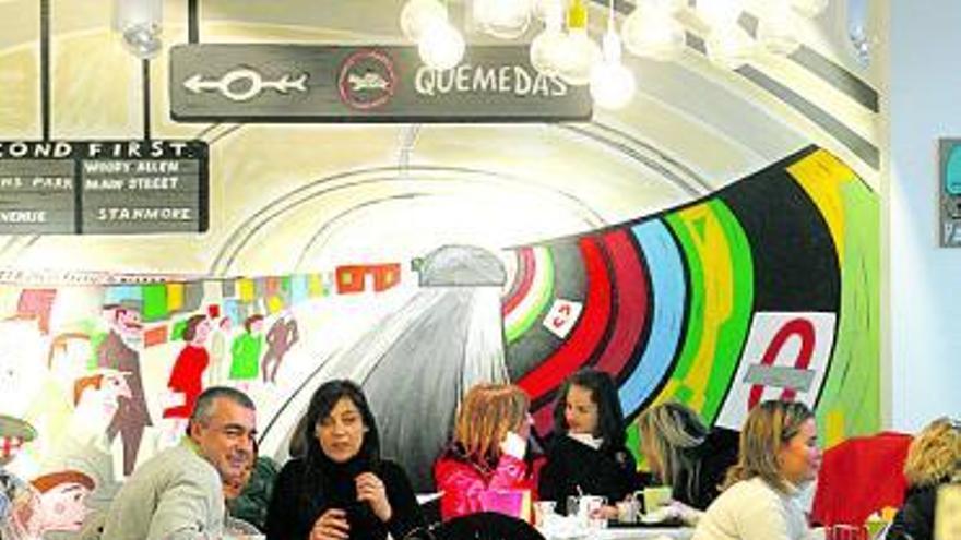 Clientes de Quemedas, en la calle Marqués de Pidal.