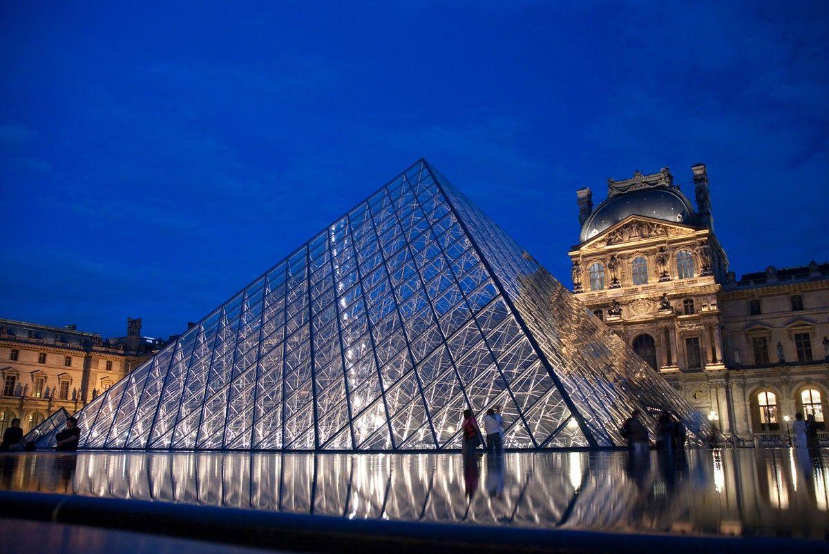 La pirámide del Louvre en cifras y datos