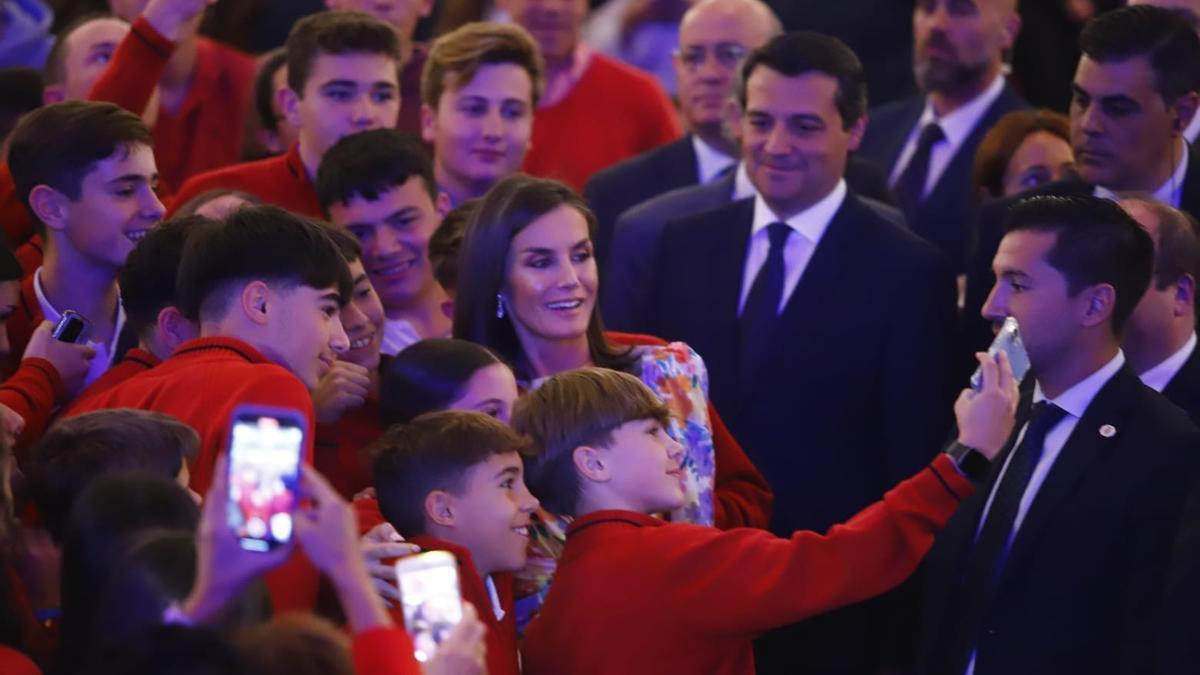 Un grupo de niños se hace un selfi con la Reina ante la mirada del alcalde de Córdoba y otras autoridades.
