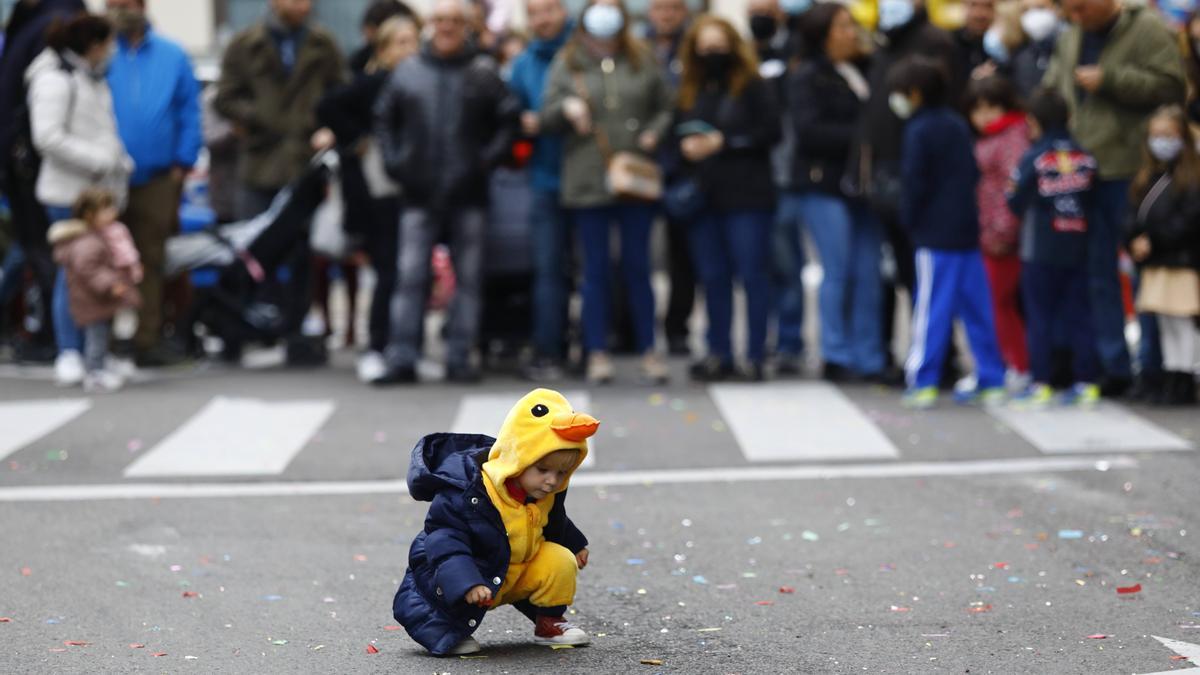 Un pequeño se entretiene antes de que comience el desfile.