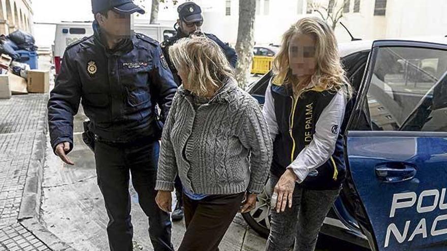 Las dos mujeres detenidas por la agresión, ayer por la tarde al ser puestas a disposición judicial.