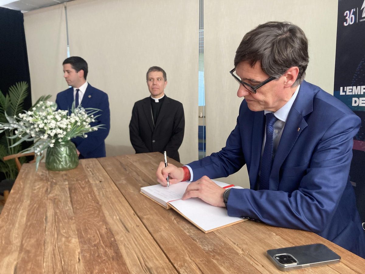 Salvador Illa signa el llibre d'Honor davant l'alcalde i el bisbe