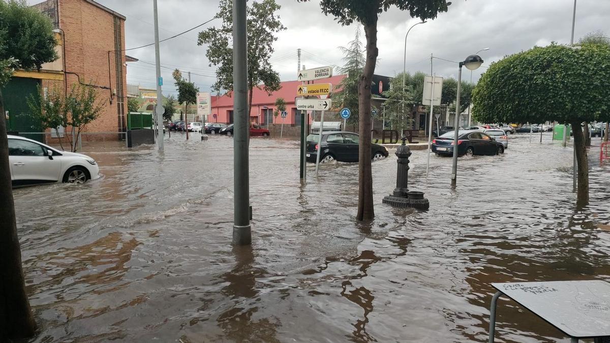 En l'encreuament de les avingudes del Cedre i de França són habituals les inundacions quan plou amb molta intensitat.