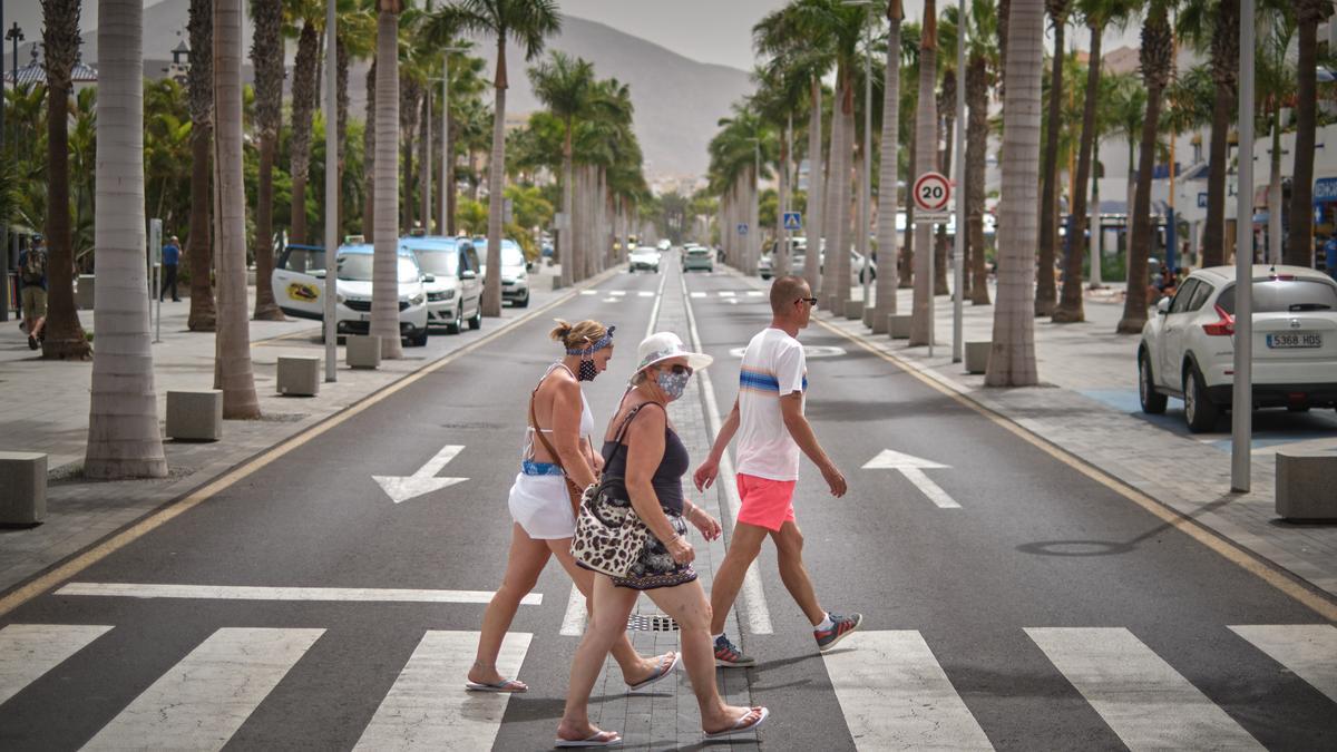 Turistas en Playa de Las Américas (Arona).