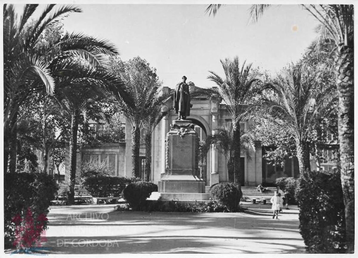 Imagen de la Pérgola al fondo con la estatua del Duque de Rivas en primer plano.