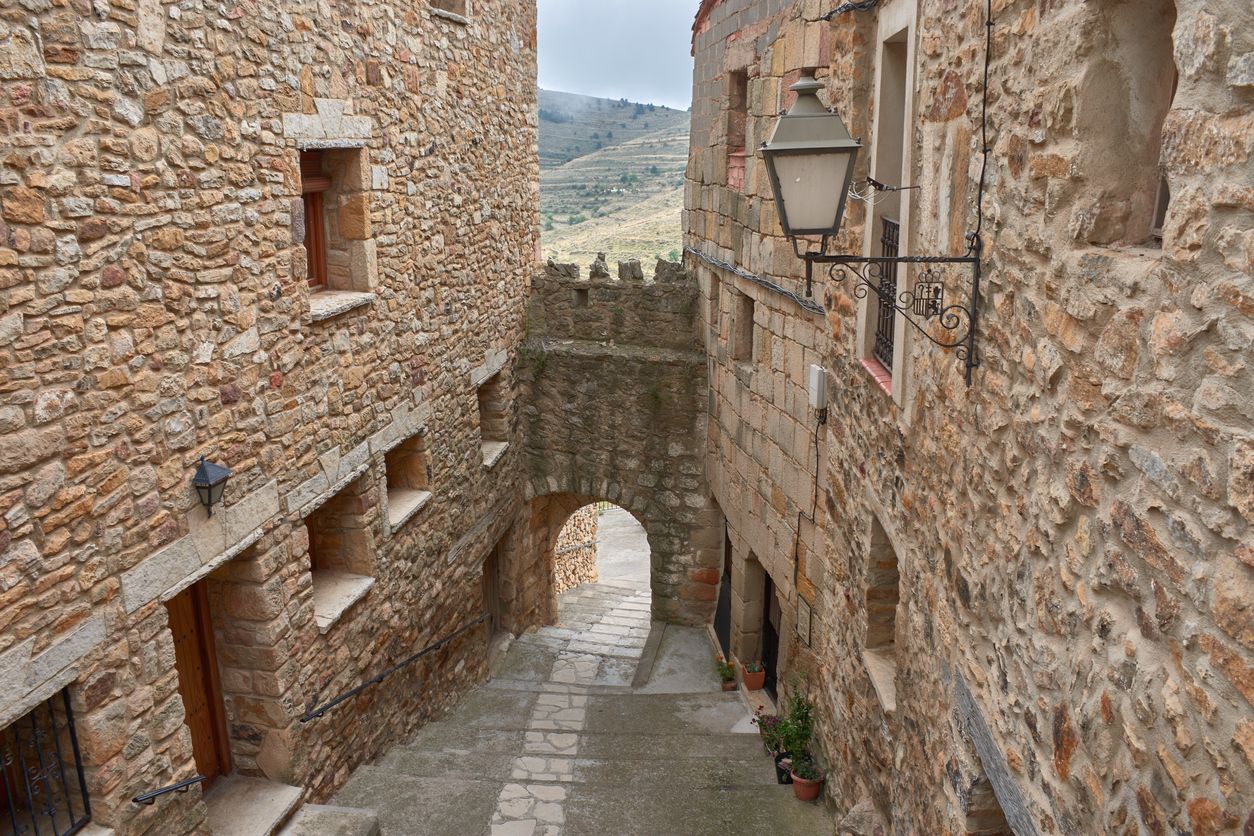 Tiene muralla, castillo y calles con un rico pasado medieval.